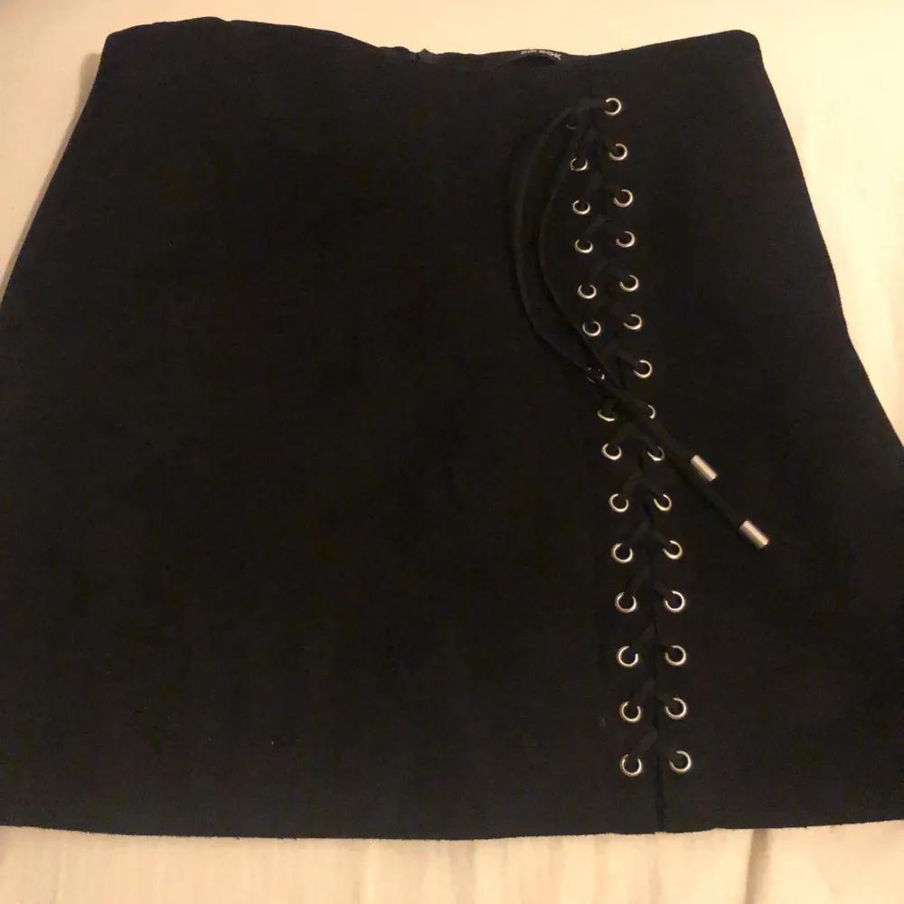 En kjol från Bikbok, storlek M,  mockaimmitation . Kjolar.