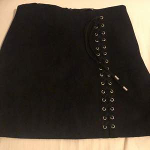 En kjol från Bikbok, storlek M,  mockaimmitation 