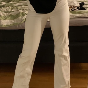 Vita jeans - Vita, högmidjade jeans från weekday! Säljer eftersom de tyvärr har blivit för små och för korta på mig som är 172cm. W 24, L 32. De är rätt så små i storleken.