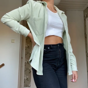 Manchester skjorta i ljusgrön - En ljusgrön skjorta i Manchester tyg från Gina tricot. Original pris ligger på ca 300kr. Säljes då den endast är använd ett fåtal gånger och förmodligen inte kommer användas någon mer.💓💓