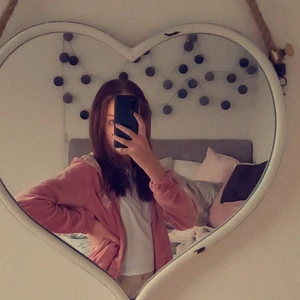 Mys kofta - En mysig kofta mi mysigt tyg, på baksidan  är det tryckt fåglar och reser (sista bilden) jätte bekväm men kommer tyvärr inte till användning hos mig 💗