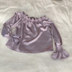 Häftig Off Shoulder Topp i Metallic Lila - Spontanköpte denna för några år sedan. Har dock aldrig använts, så den är så gott som ny.