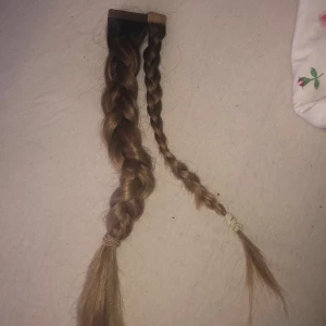 Löshår ☺️ - Säljer nu mitt löshår då jag inte har använt det mer än en gång. Det behöver ny tejp men annars är det helt och fint 🌸 Det är 28 hela slingor och 10 halva slingor.  Priset kan såklart diskuteras och det kan såklart postats ☺️