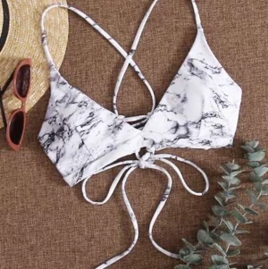 Bikini överdel  - Bikini överdel i marmormönster från shein, ba provat den men aldrig använd annars. 40kr+ frakt som köparen står för
