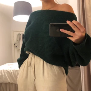 Kofta - Super mysig mörk grön kofta ifrån Ginatricot. Storlek M. Säljer för 100kr. Står inte för frakt.💞