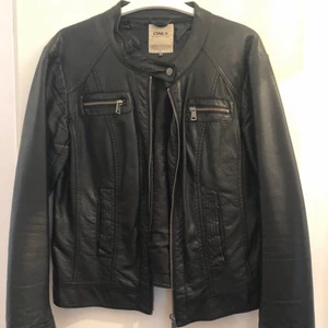 Svart skinnjacka - En svart skinnjacka i bra skick förutom där lappen sitter i nacken. Inte använd på flera år. Buda i kommentarsfältet, hör av mig privat sedan. Köpare står för frakt. 