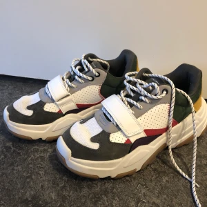 Multicoloured Bershka Sneakers - Feta sneakers från märket Bershka. De är köpta på zalando och endast använda 2-3 gånger. Är rengjorda och redo att användas. Originalpris 700kr. Köpare står för frakt