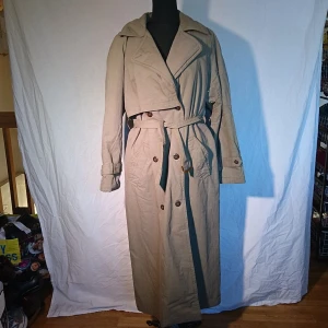 Mysig vintagekappa - Fodrad vintagekappa i trenchcoat-modell, perfekt i höst, storlek S