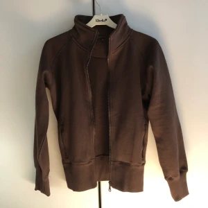 Brun tjocktröja! - En oanvänd jättefin brun tjocktröja! Dragkedja framtill samt fickor. Kragen går att ha uppe eller vika ner. Möts upp eller så tillkommer frakt!<33