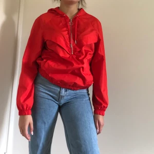 Vindjacka - Säljer en röd vindjacka jag inte andvänder längre, knappt använd dessutom. Skicka privat för mer info. Nypris: 250kr❤️