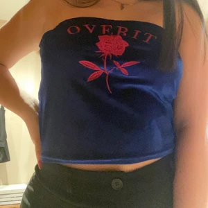 Blå velvet topp romwe  - Kort topp från romwe (stretchig) i xl men modellen är en S och toppen passar henne bra känns mer som en medium. Köparen står för frakt✨