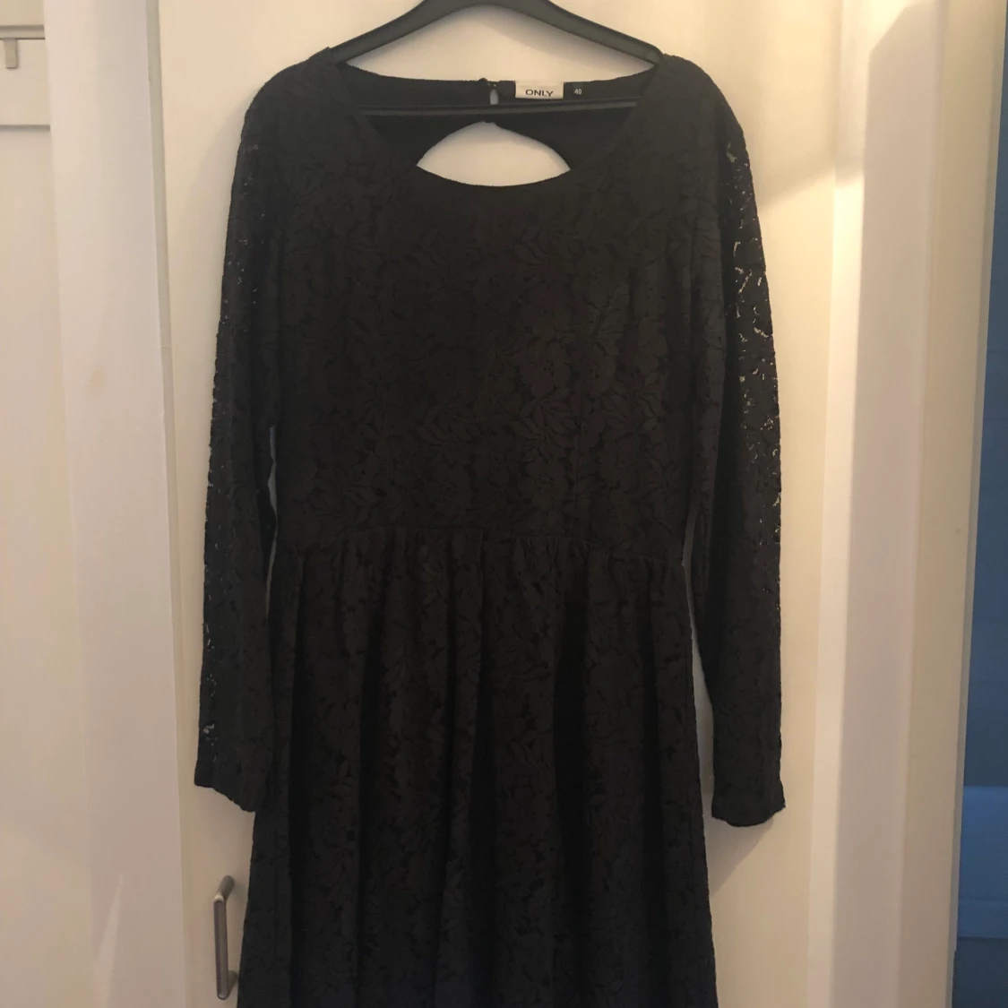 Svart spetsklänning