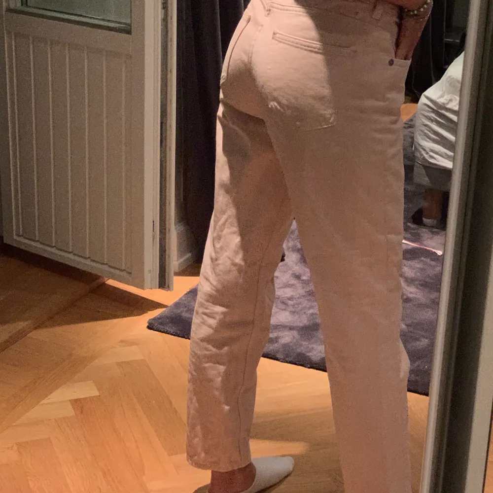 Rosa jeans från arket, kostade 800kr från början💞 Strl W27 men passar även mig som brukar ha W25. Är 163cm men går att va både längre eller kortare beroende på hur du vill att de sitter💖. Jeans & Byxor.