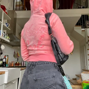 Mjukis tröja från cubus - Mjukiströja från Cubus i aprikosfärg med texten keep cool påsydd i paljetter på baksidan🧡💗 snöret är borta 