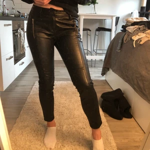 Skinn/läderbyxor  - Fina byxor från Vero Moda, i fint skick ej mycket använda. Köparen står för frakt✨🦋