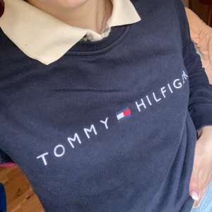 Tommy Hilfiger  - Sweatshirt från Tommy Hilfiger. Snygg men inte min stil längre! Bra skick!
