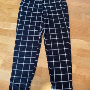 Rutiga byxor - Aldrig använda prislappen är tom kvar! Riktigt coola och sköna byxor. ❤️