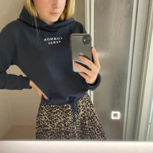 Svart hoodie  - Svart hoodie från Gina som kan knytas längst ner🥰 köparen står för frakten!