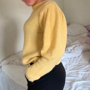 Superfin gul stickad tröja från Mango med liten puffärm. Jag säljer för att den blivit lite kort i ärmarna på mig (inte jag på bilderna) Avänd ett fåtal gånger! Köpare står för frakt 💛