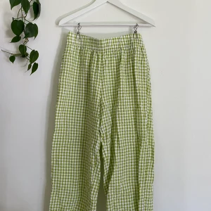 Rutiga byxor, Monki - Gröna och vita smårutiga byxor i cropped modell. Supersköna med resår i midjan. Använda en gång. Frakt tillkommer (59kr). 