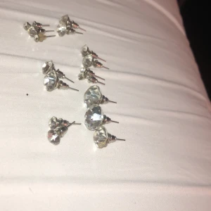 UroPenn örhängen  - Diamanthärhämgen, 16 st⚡️ (Skriv för fler bilder, kunden står för frakten som summan varierar beroende på varans vikt) 