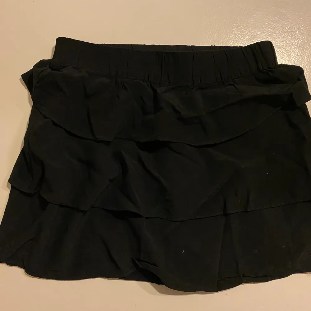 svart volang kjol från mayla väldigt fin. Kjolar.