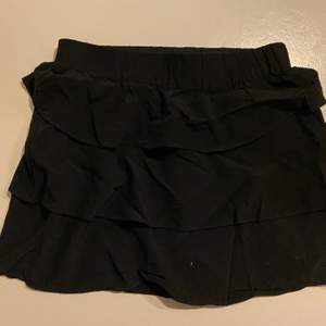 svart volang kjol från mayla väldigt fin