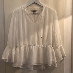 Vit blus - Aldrig använd, jättesöt vit blus. Ordinarie pris 200kr. Buda i kommentarsfältet. Köpare betalar eventuell frakt 