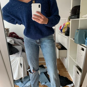 Bikbok Jeans - Jeans från bikbok strl S. Ena benet något ljusare än det andra. Mycket fina och coola. Egenklippt hål som gör det hela. 200kr exkl frakt.