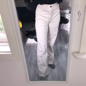 Beige jeans  - Superfina beigea Jeans från dobber. Använt dem 3 gånger ser ut som nya. Storlek 38 men passar mig som är 36. Köparen står för frakten 🌸