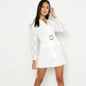 Spetsklänning  - Säljer min fina spetsklänning från boohoo för 150 kr + frakt. Super fin och enkel klänning till ex studenten. Strl 36/38. Använd en gång 