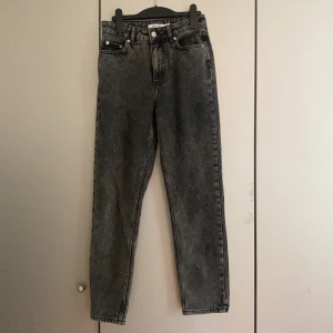 Byxor från NA-KD - Superskönt och snygga byxor från NA-KD. Dessa har en superfin passform och passar alla lägen!