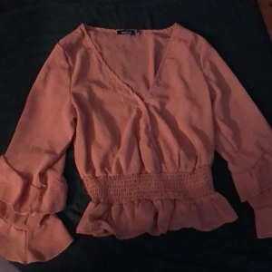 Mörkrosa blus - En mörkrosa blus från boohoo