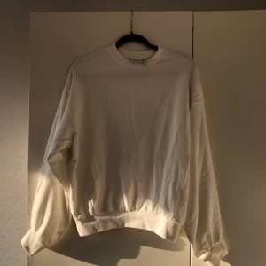 Oversized sweatshirt - Oversized sweatshirt från Weekday. Aldrig använd! Så i nyskick. Köpare står för frakt 😊