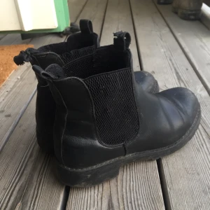 Svarta boots - Snygga, svarta boots som passar allt. Välanvända och lite slitna på tån (mest smuts) därav priset. Perfekta till hösten! 