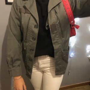 Jacka - Säljer en jätte fin militär grön jacka. Den är vintage så märket är oklart. Det är ett stort peace märke där bak, säljer jackan för att den inte kommer till användning. Sitter bra på mig som har S i alla kläder för vill ha den lite oversized.Säljer den för 150
