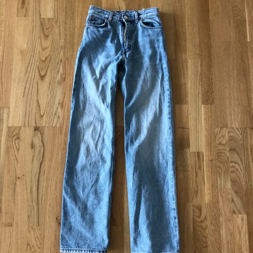 Säljer mina jeans ifrån monki💞 de är modellen Yoko mid blue, i storlek 24. Jeans & Byxor.