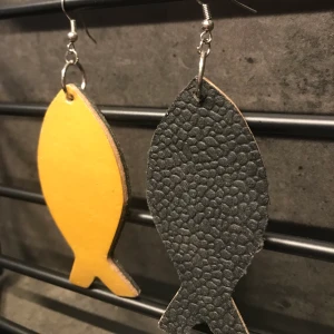 Örhängen - Gulliga små guldfisk örhängen i läder. Lägg ett bud :)