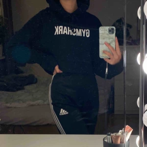  - Säljer min supersköna och snygga cropped crest Hoodie från gymshark, då jag råkade beställa två stycken😊 Svart med vitt tryck framtill, luva bak, snören i luvan som knyts framtill🦋   Nypris: 450kr