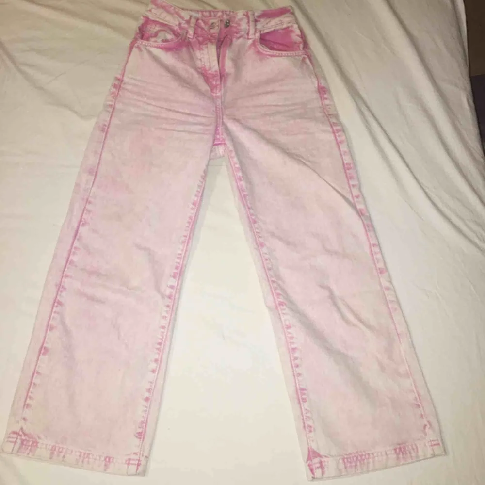 Supercoola rosa jeans i rak modell, har aldrig använts då jag beställde i fel storlek. Köparen står för frakt 😇. Jeans & Byxor.