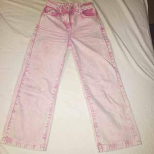 Supercoola rosa jeans i rak modell, har aldrig använts då jag beställde i fel storlek. Köparen står för frakt 😇