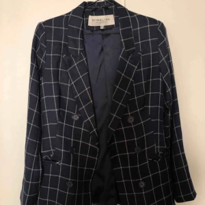  - Helt ny blazer från By Malinas senaste kollektion i strl XS. Säljer pga att den ej kommer till användning. 