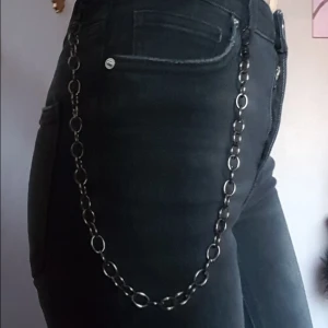  - Mörkgå/svart byxkedja. Går ju att använda som halsband med om man vill. Fraktkostnad blir 22kr.