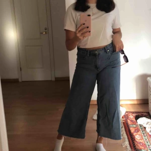  - Säljer dessa vida korta jeans ifrån Zara som är knappt använda och är i mycket bra skick! 