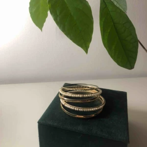  - Sju armringar guldfärgade, 6,5 cm i diameter 