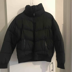  - En svart vinterjacka från Monki 