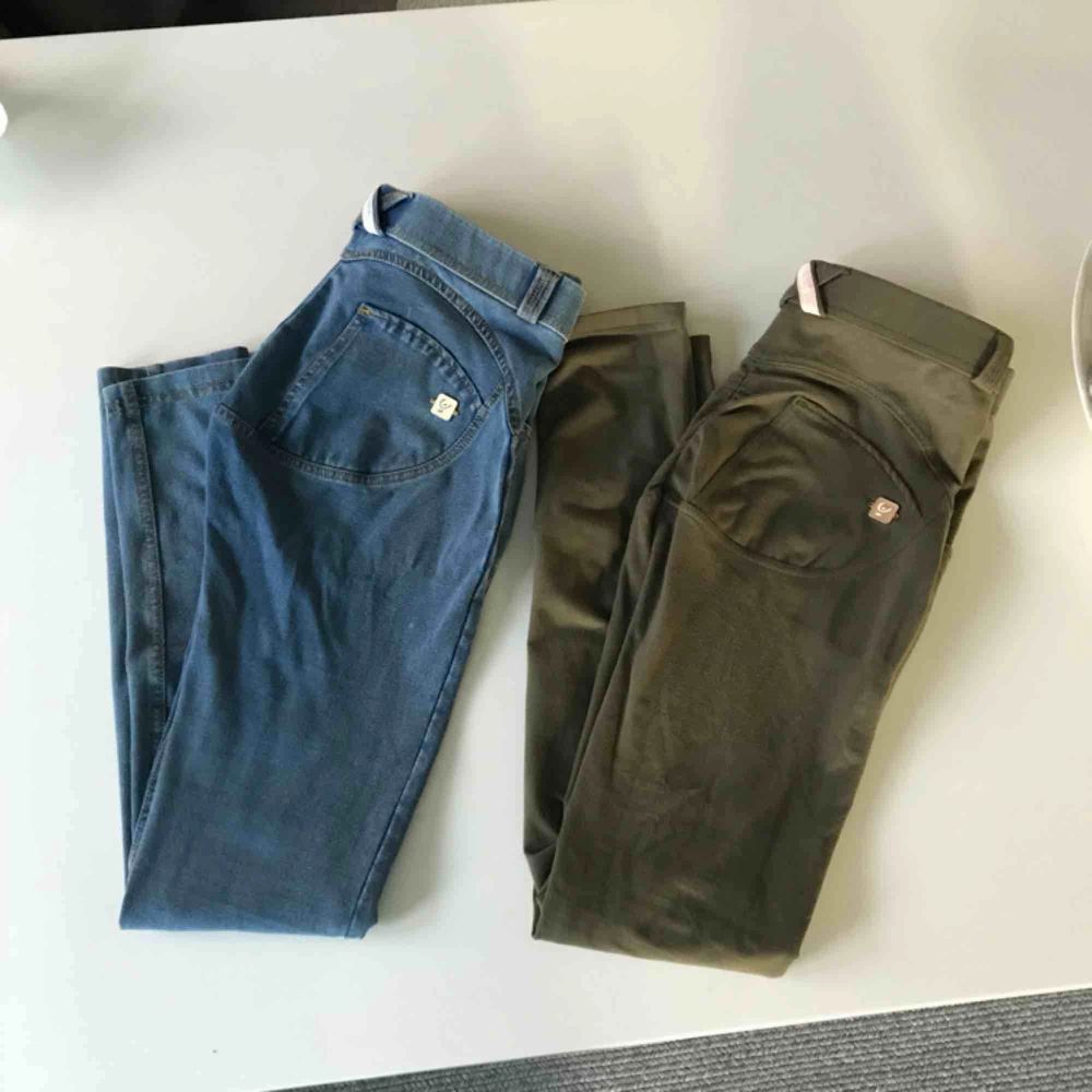 Gröna och blåa byxor från märket WR.UP. Mycket bra skick och använda 2 gånger, storlek small. Stretchigt tyg och väldigt sköna. Säljer 1 par byxor för 400kr och vid köp av båda byxorna 700kr. Jeans & Byxor.