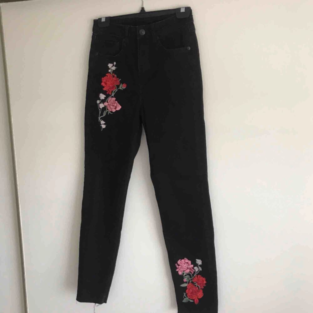 Svarta mom jeans med blom detaljer från H&M. Köpte en säsong sedan, men aldrig använda🌺✨. Jeans & Byxor.