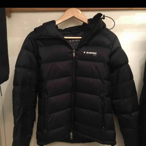  - väldigt varm och bekväm att ha på sig. Köpt för ca. 2 år sedan använd kanske 5 gånger då jag föredrar lite längre jackor. Jackan är i bra skick, nästan som ny men kvittot har jag tyvärr inte kvar. Fraktar eller möts upp i Göteborg.