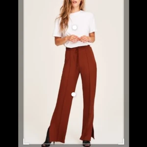 Track suit pant - Den populära slutsålda byxan "Robin" från ginatricot, har i både svart och rostrött! Säljer båda. Söm i mitten av benen och slits vid slutet på benen vid sidan. Använda fåtal gånger, så bekväma. Perfekta mixen mellan trackpant och kostymbyxa, grymma helt enkelt. Storlek XS i både svarta och röda. 150 kr/st eller 275 för båda 💕💘